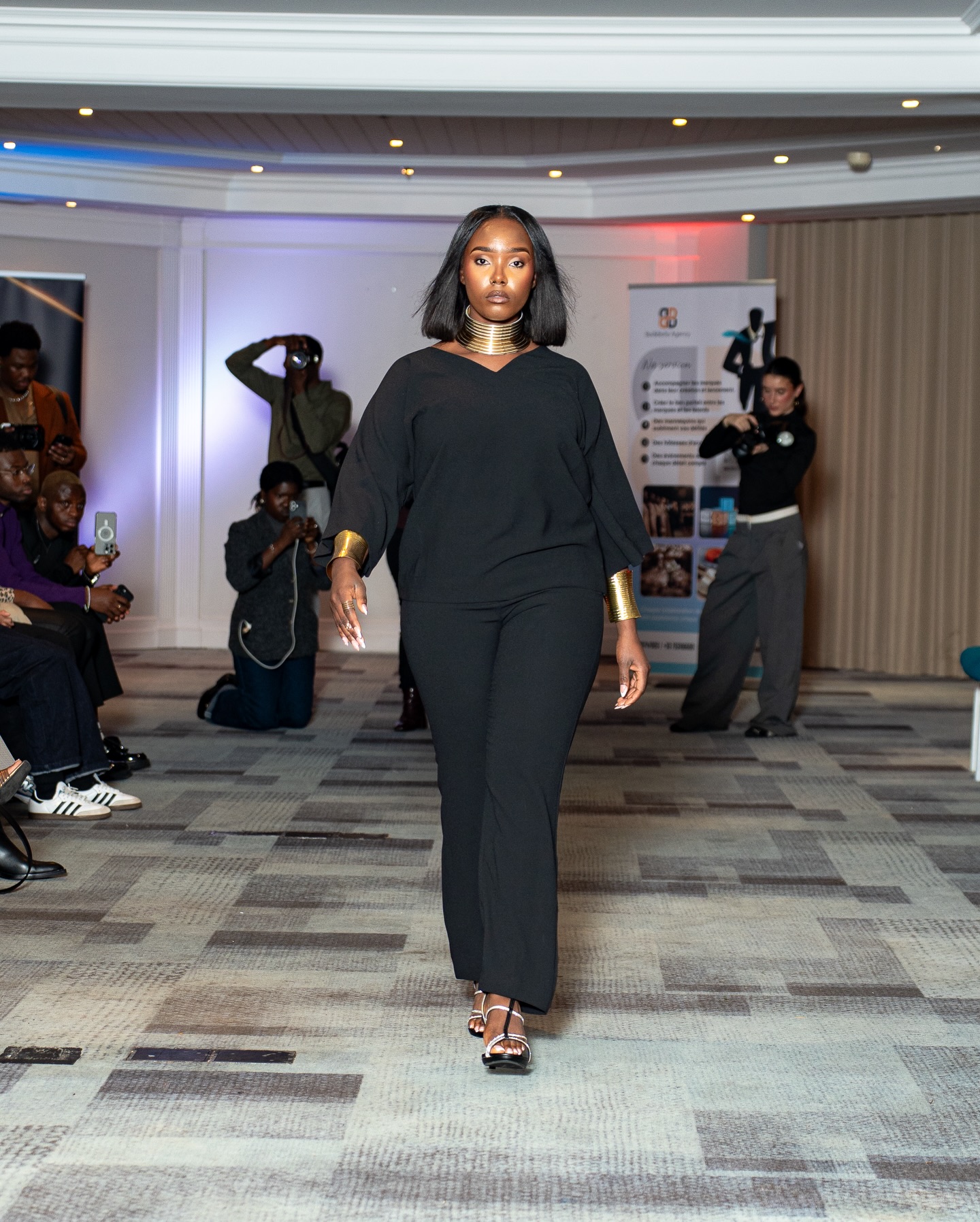 Défilé JUMIT MODE — mannequin en total look noir